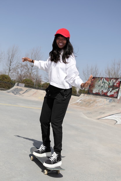 Free photo skater wearing trucker hat