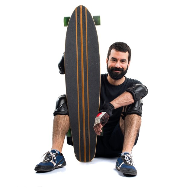 Foto gratuita skater con il suo skateboard