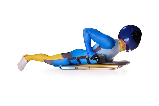 Foto gratuita skeleton sport bobsled luge l'atleta scende su una slitta su fondo bianco