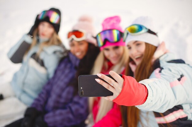 無料写真 女の子の手にスキー用具。一緒に幸せな時間を。女の子はスキーを学ぶ。