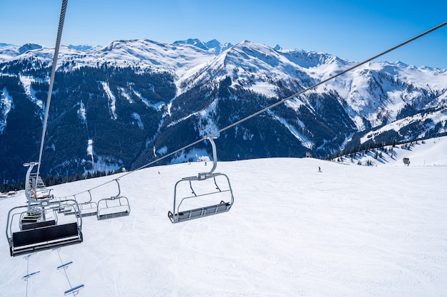 無料写真 美しい雪に覆われた山々の上のスキーリフトロープウェイ