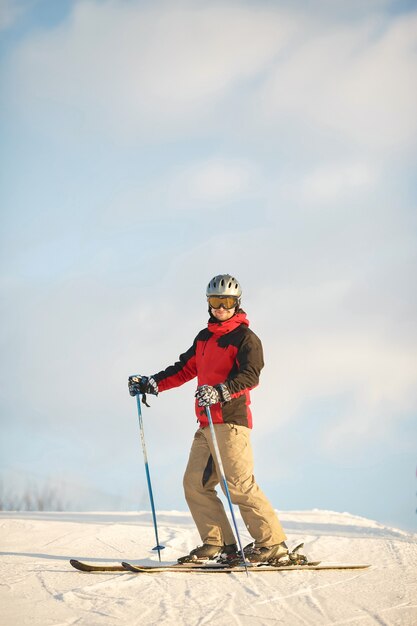 スキーのトリック。冬の晴天。スキーに時間を費やす