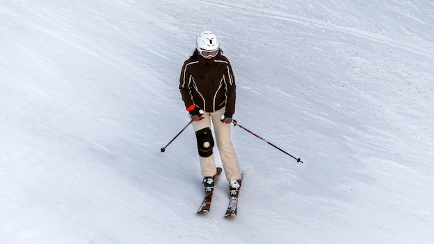 무료 사진 겨울 루마니아의 카르파티아 산맥에서 스키 트랙을 타는 스키어