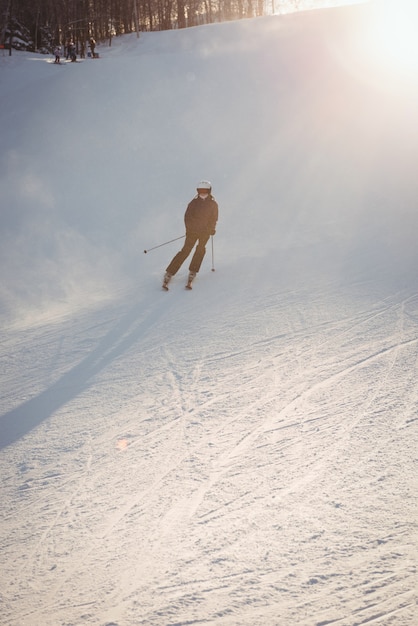 Лыжник катается на горном склоне