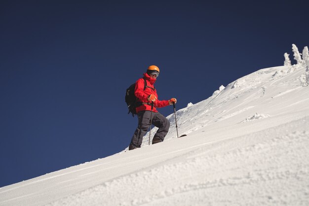 눈 덮인 알프스에서 스키 스키
