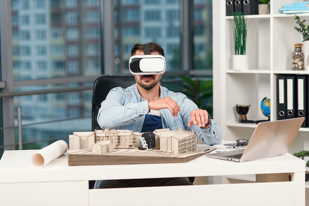 近代的なオフィスでvrゴーグルを使った建築プロジェクトをレビューする熟練した男性建築家 プレミアム写真 近代的なオフィスでvrゴーグルを使った建築プロジェクトをレビューする熟練した男性建築家 プレミアム写真