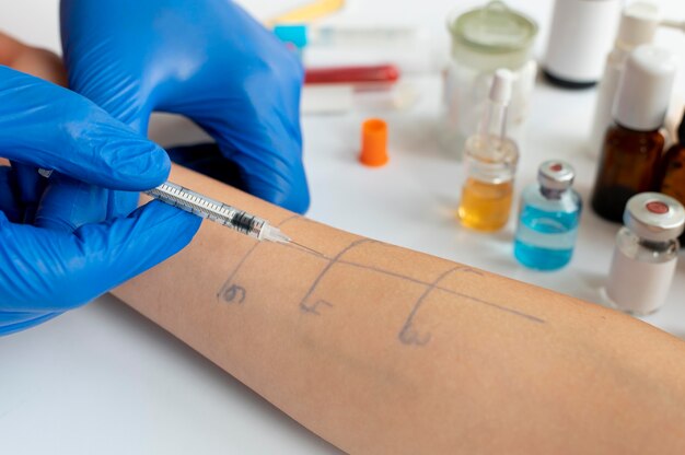 人の腕の皮膚アレルギー反応試験
