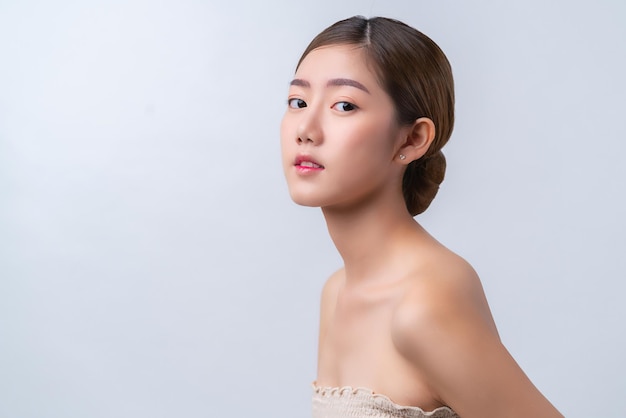 スキンケアとメイクアップのコンセプト健康な顔の肌を持つ美しいアジアの女性がポートレートスタジオショットをクローズアップ