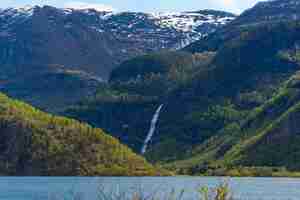 Foto gratuita skjolden norvegia 16 maggio 2023 monti e cascate