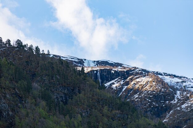 Foto gratuita skjolden norvegia 16 maggio 2023 montagna