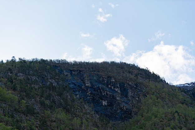 Foto gratuita skjolden norvegia 16 maggio 2023 montagna