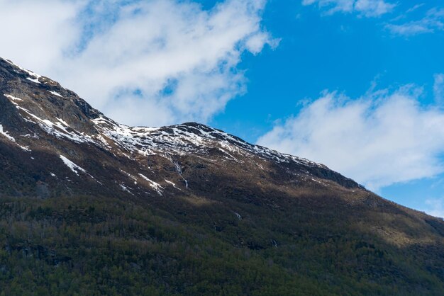 Foto gratuita skjolden norvegia 16 maggio 2023 montagna