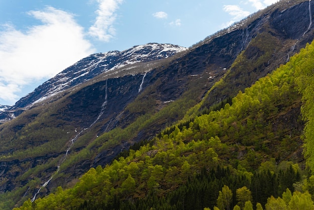 Foto gratuita skjolden norvegia 16 maggio 2023 montagna