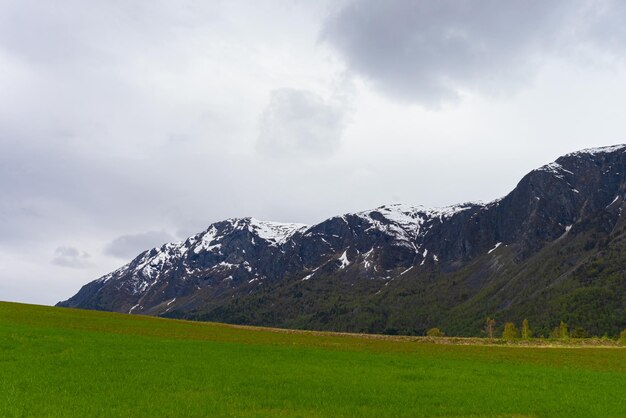 Foto gratuita skjolden norvegia 16 maggio 2023 montagna