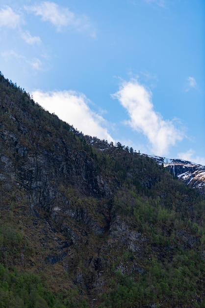 Бесплатное фото skjolden норвегия 16 мая 2023 года гора