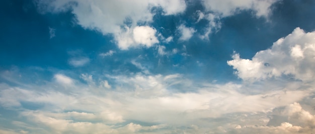 無料写真 空の雲の背景。