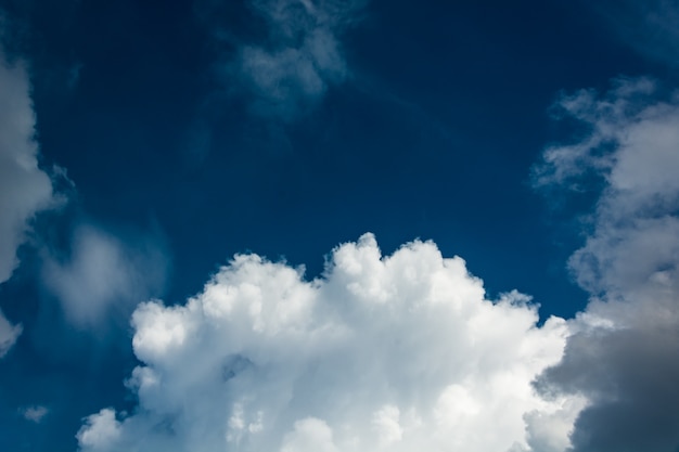 空の雲の背景。