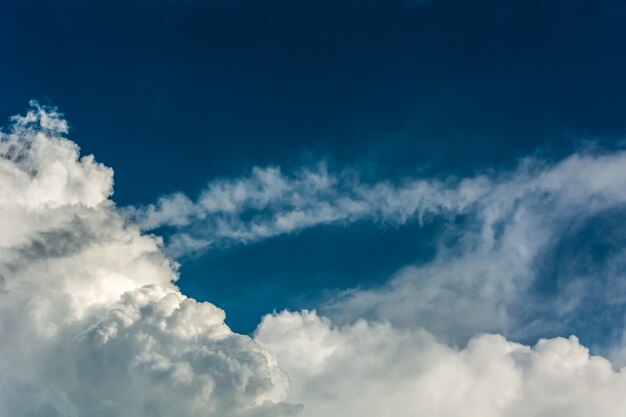 空の雲の背景。