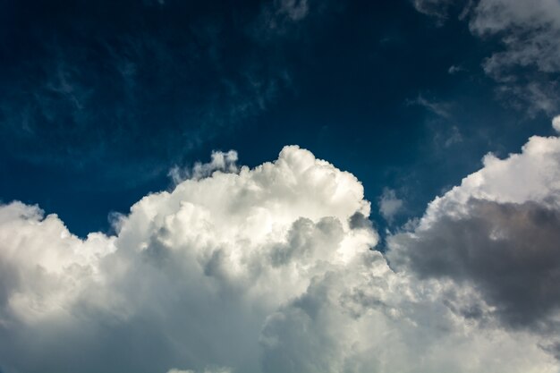 空の雲の背景。