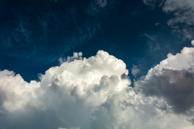 空の雲の背景。