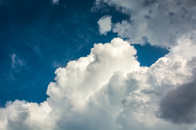 空の雲の背景。