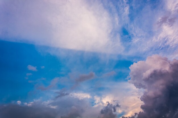 空の雲の背景。