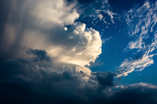 空の雲の背景。