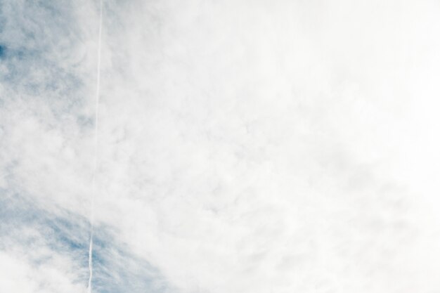 白い雲でいっぱいの空