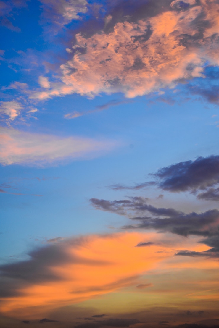 無料Photo オレンジ色のトーンで、雲と空