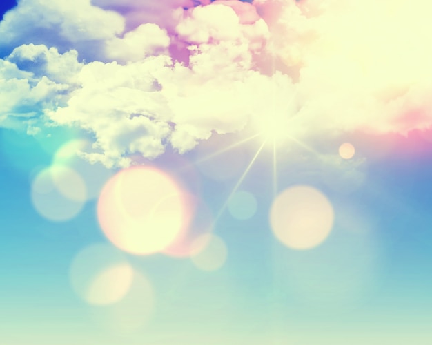 Солнечный фон голубое небо с пушистыми белыми облаками и ретро эффект добавленных