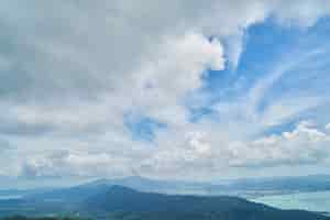 Free photo sky with white and blue clouds