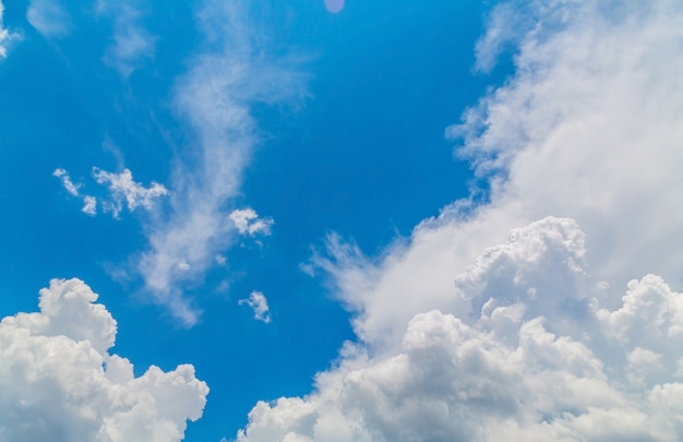 白い雲と空