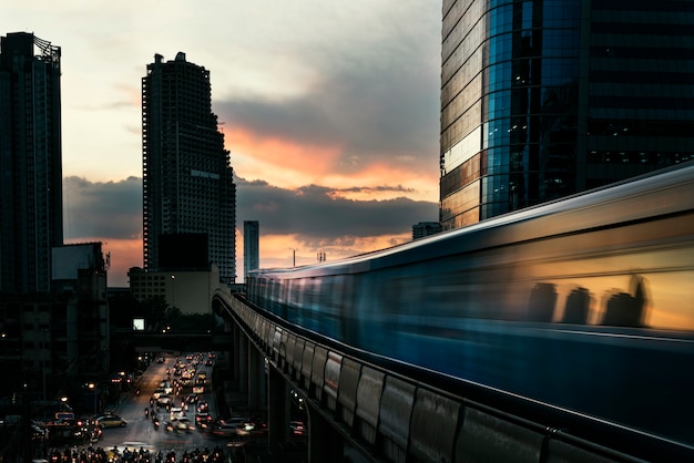 Бесплатное фото skyline cityscape здание восход сумерки