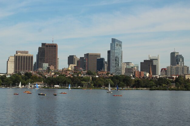 Skyline картина лодки, плавающие в воде возле большого города в солнечный день