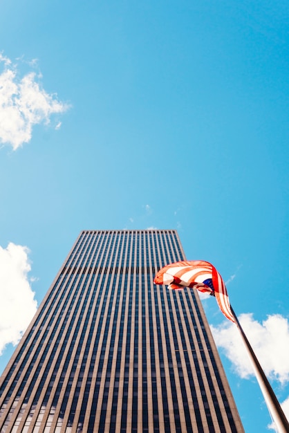 Бесплатное фото Небоскреб в нью-йорке установлен возле флага сша