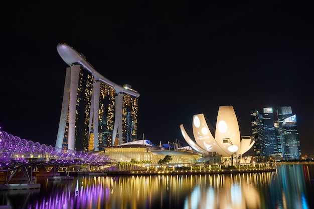 超高層ビル素晴らしい街シンガポール長時間露光