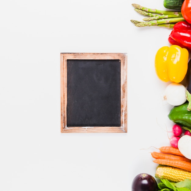 Free photo slate and delicious vegetables