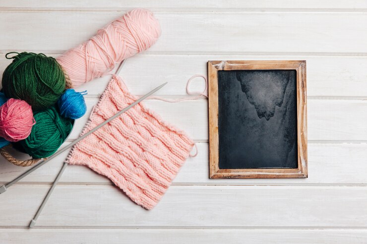 Free Photo slate next to textile