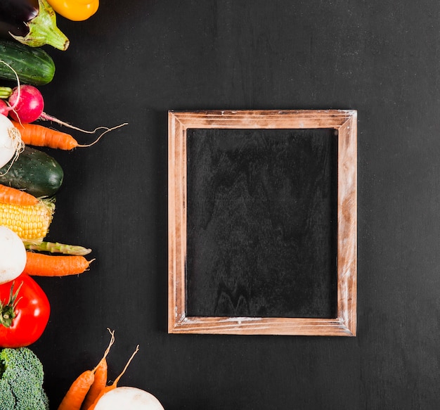 Free photo slate next to vegetables