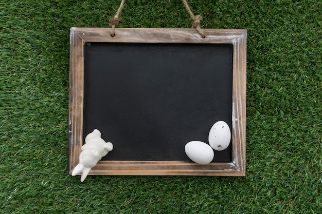 Free photo slate with decorative easter bunny and eggs