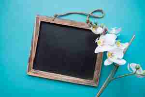 Free photo slate with flower