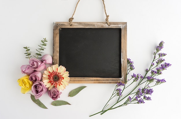 Free photo slate with variety of flowers