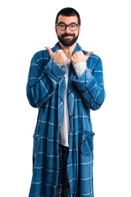 睡眠服の親指目覚め男性