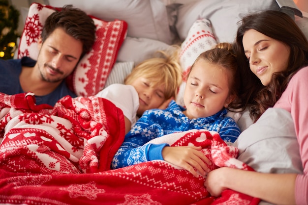 クリスマスの朝に眠っている家族
