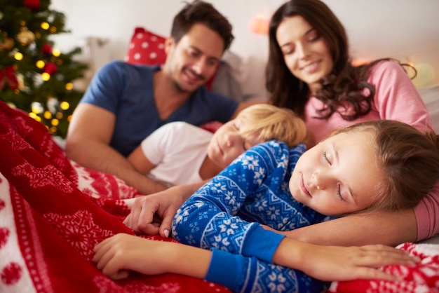 クリスマスの朝に眠っている子供たち