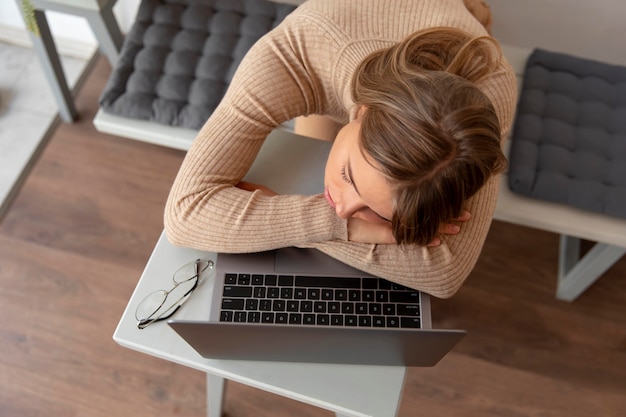 Foto gratuita persona che dorme che fa un pisolino