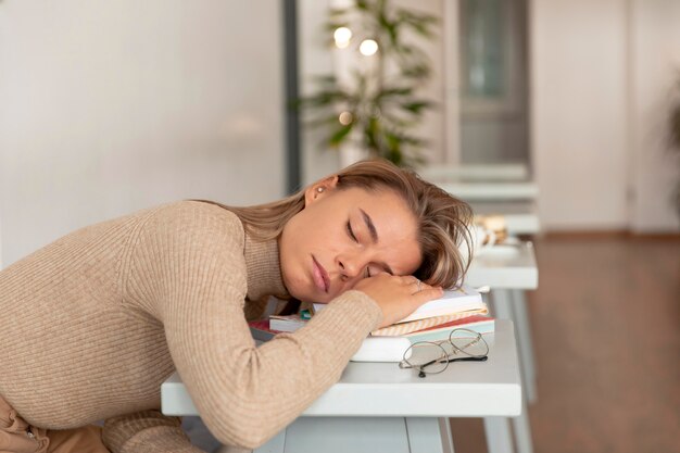 Foto gratuita persona che dorme che fa un pisolino