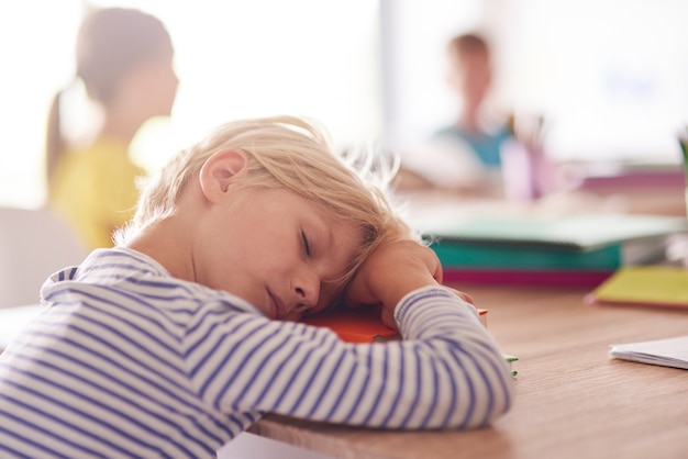 Giorno assonnato di allievo della scuola elementare