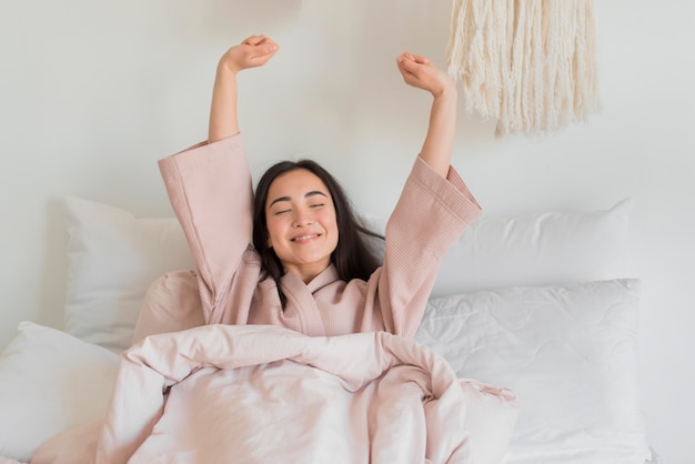 眠そうな女性のストレッチ