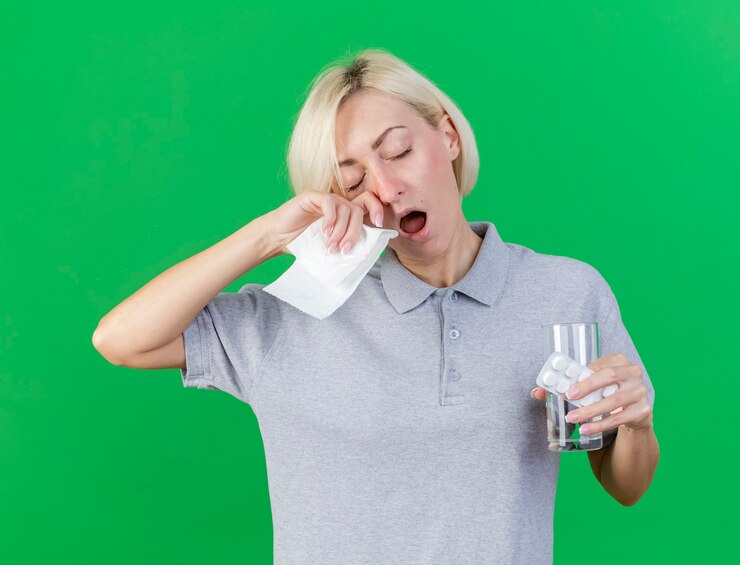 無料Photo 眠そうな若いブロンドの病気のスラブ女性はあくびをします